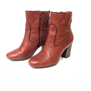 Clark's Scroll Vine Rust Zip Ankle Boots size 6.5 Bendables Fall Booties Heeled